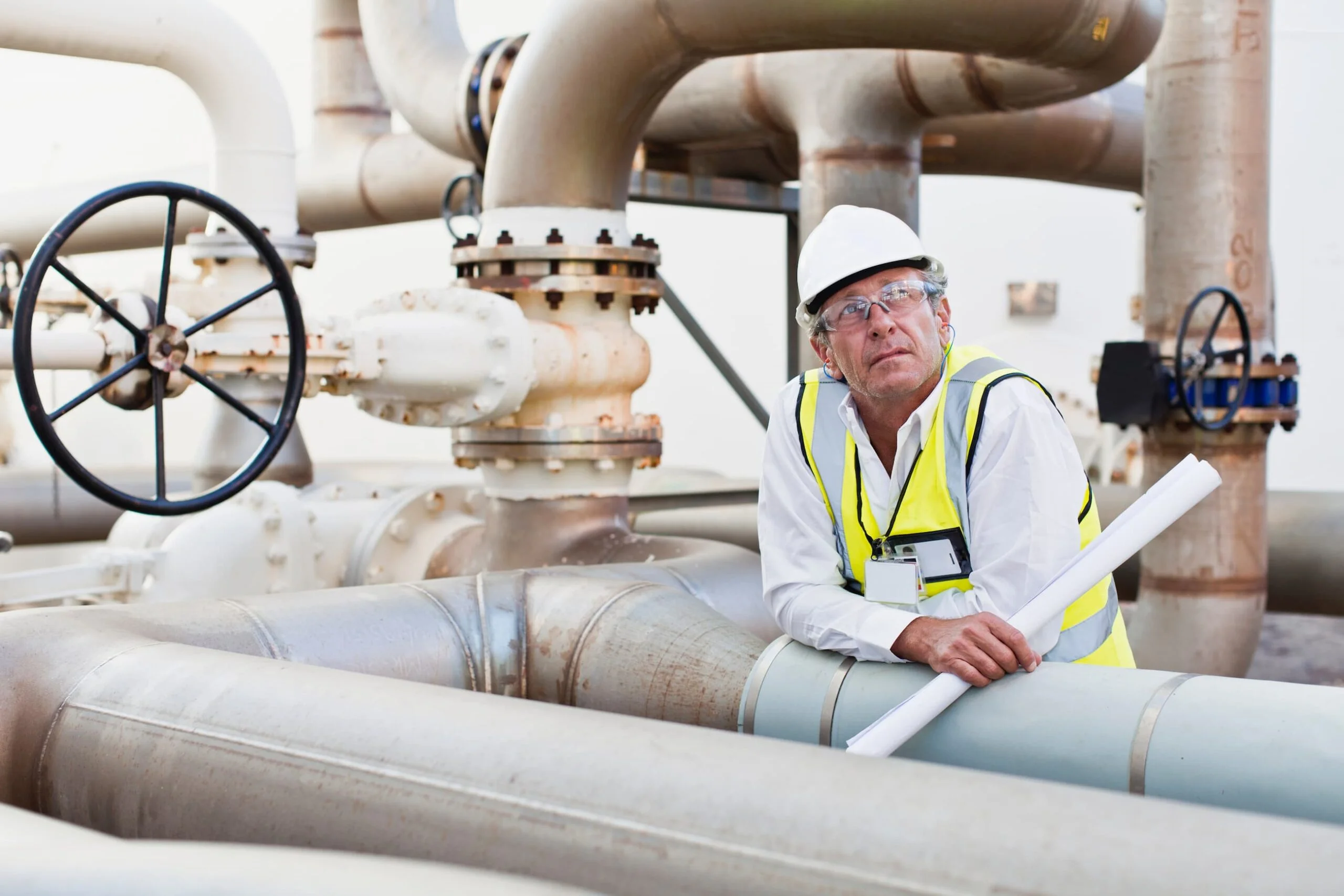 om os - Them VVS - worker on pipes at chemical plant 2022 03 07 23 52 14 utc 1 scaled - Om os om os - Them VVS - worker on pipes at chemical plant 2022 03 07 23 52 14 utc 1 scaled - Om os